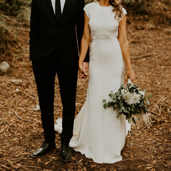 GORGEOUS “Kir” Wedding Gown by Sarah Seven - Picture 4 of 8